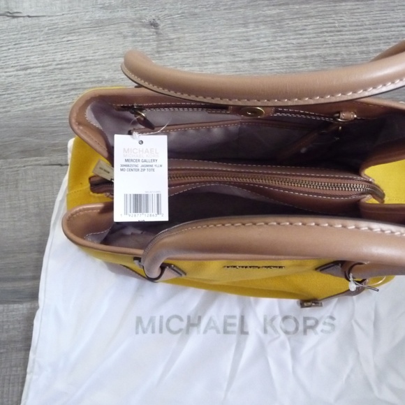 Michael Kors Mercer Gallery Medium Satchel in Jasmine Yellow - Picture 4 of 6